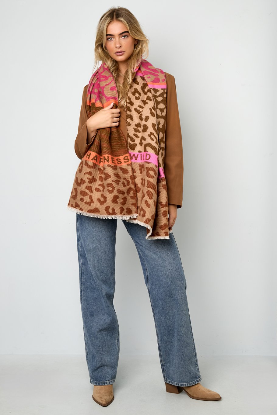 Striking scarf with prints and text Picture4